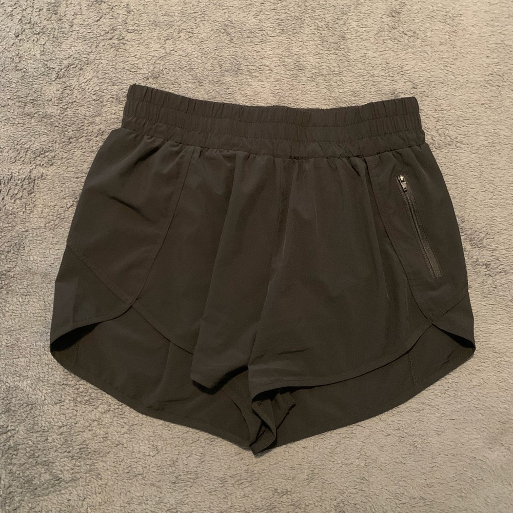 Medium high-waisted athletic shorts